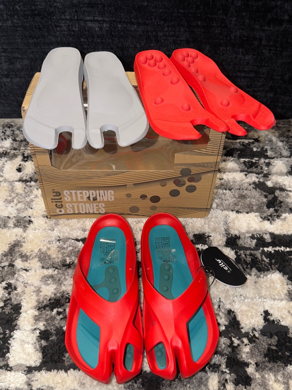 Women’s Red Split-Toe Slippers